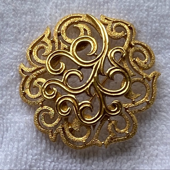 Vintage Crown Trifari Gold Etruscan Scroll Medallion Mid Century Brooch - Picture 8 of 12